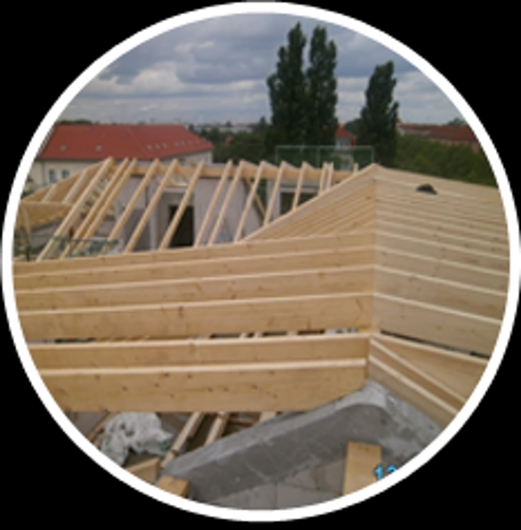 Dachstuhl-Holzkonstruktion auf Baustelle