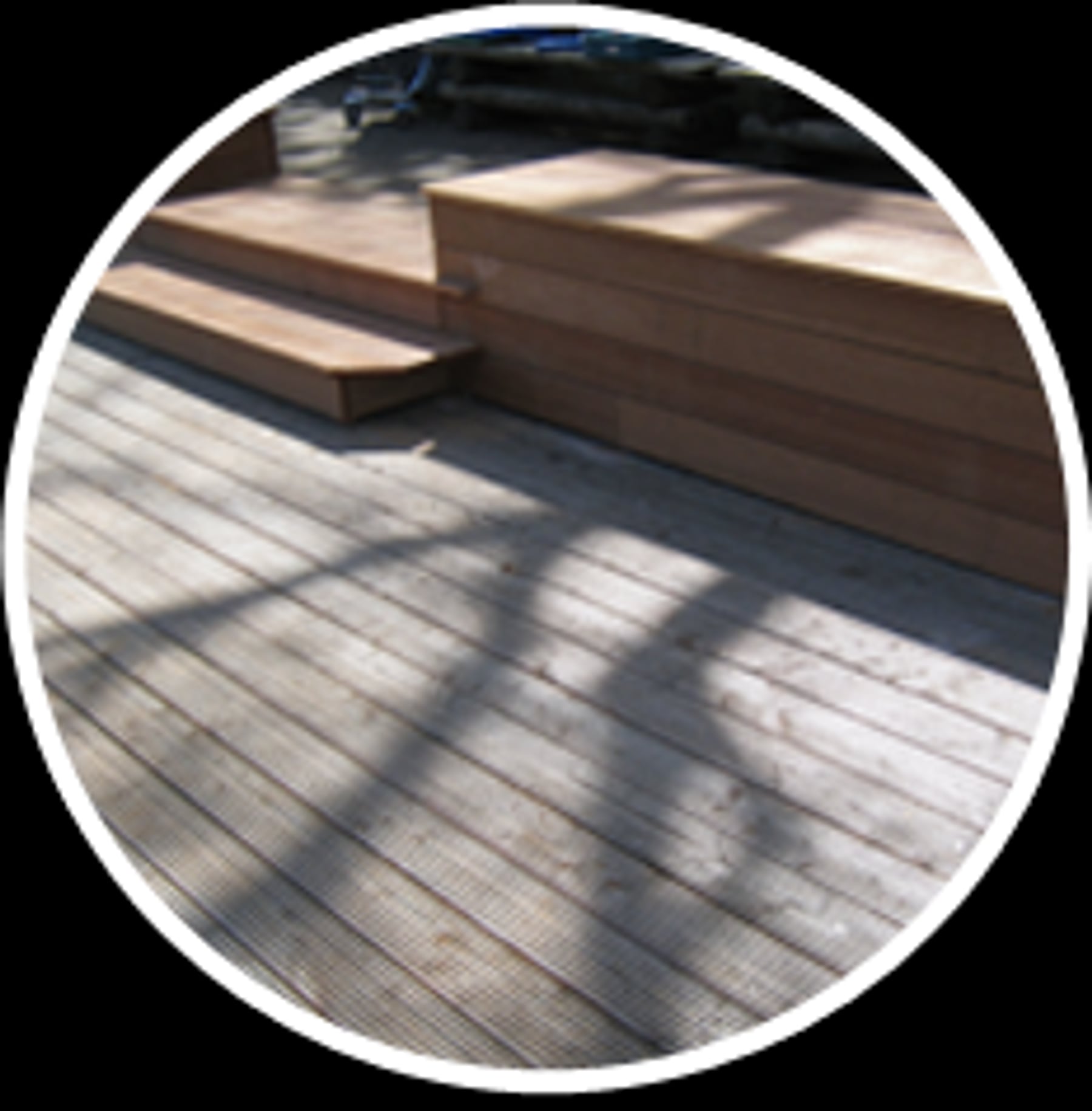 Holzterrasse mit Stufen