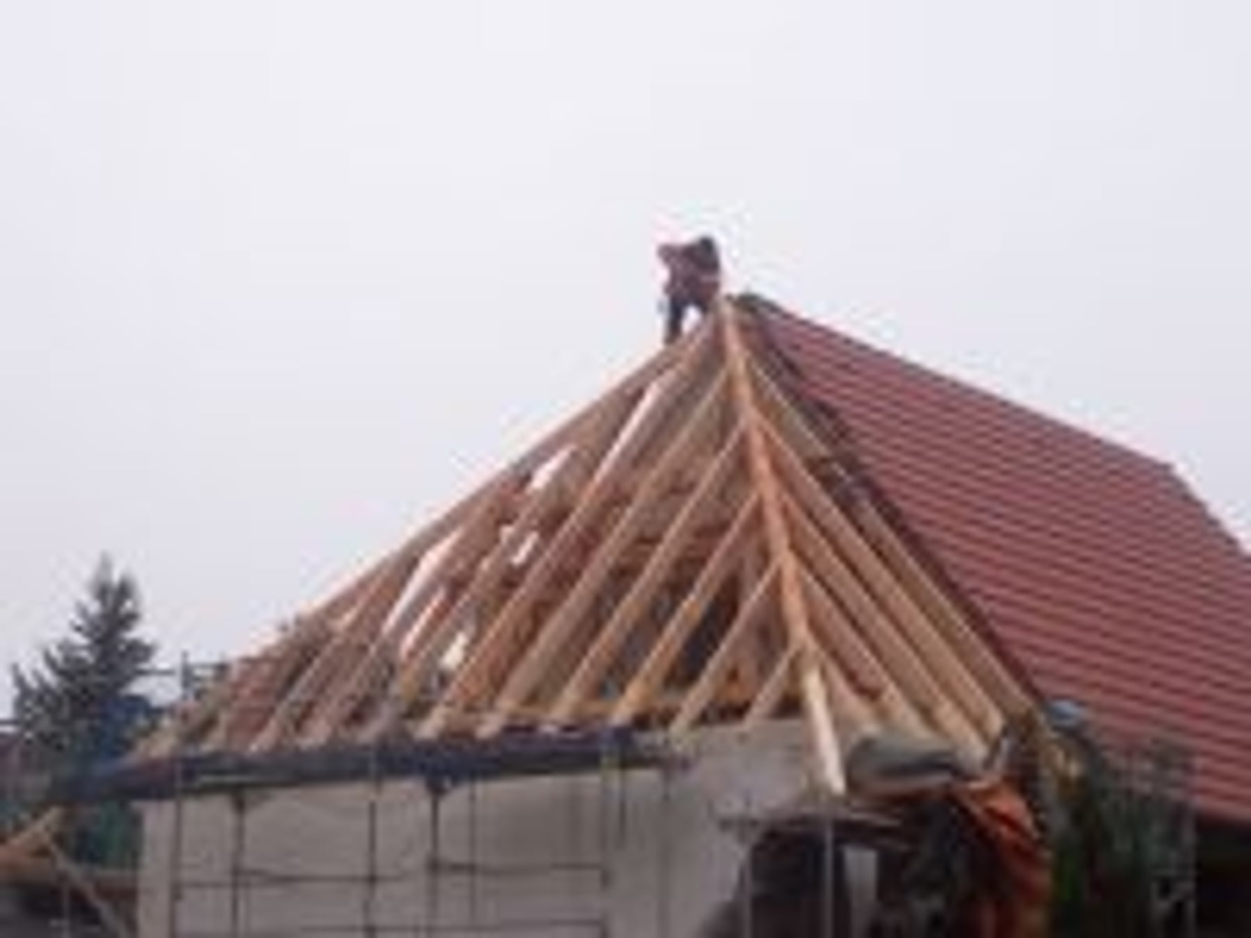 Zimmermann auf Dachstuhl-Baustelle