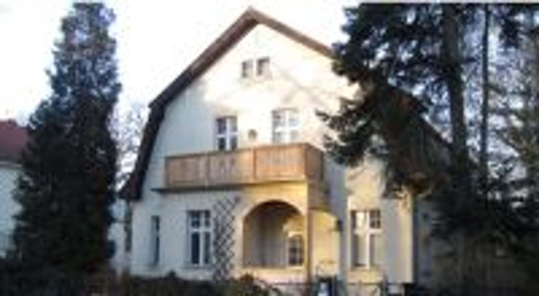 Haus mit Balkon Holzkonstruktion
